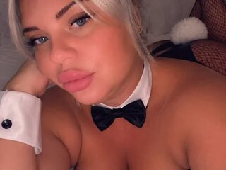 Blonde baddie